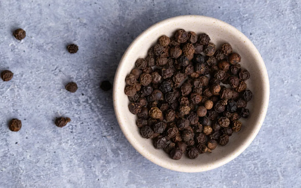 unsplash_jtKNexfk33c_whole black pepper.webp
